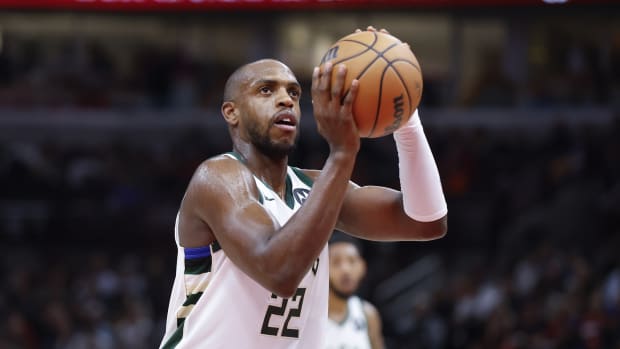 Milwaukee Bucks forward Khris Middleton (22) shoots a free throw against the Chicago Bulls 